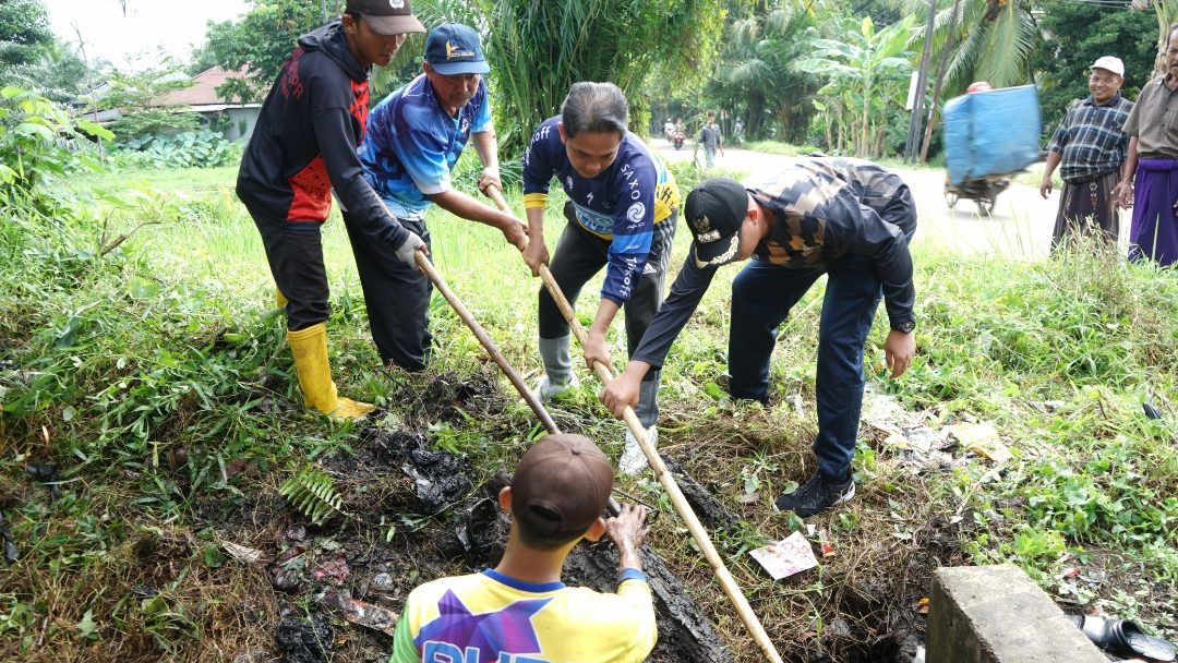 Wakil Wali Kota Pontianak Ajak Warga Gotong Royong Bersihkan Drainase di Pontianak Utara