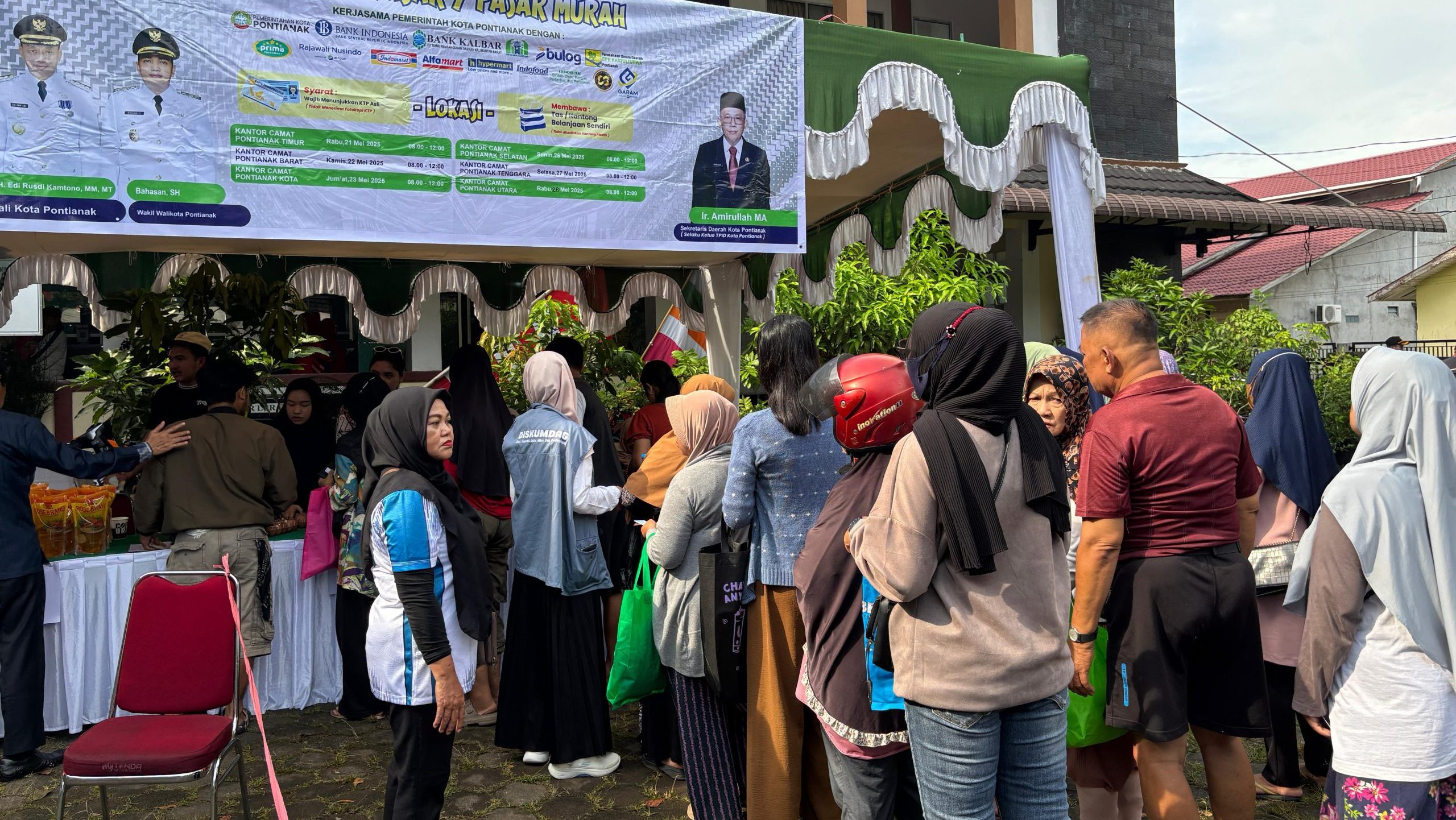 Warga Antusias Serbu Pasar Murah di Kantor Camat Pontianak Kota