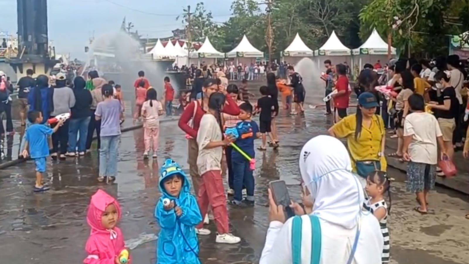 Perang Air Meriahkan Festival Bakcang 2025 di Pontianak