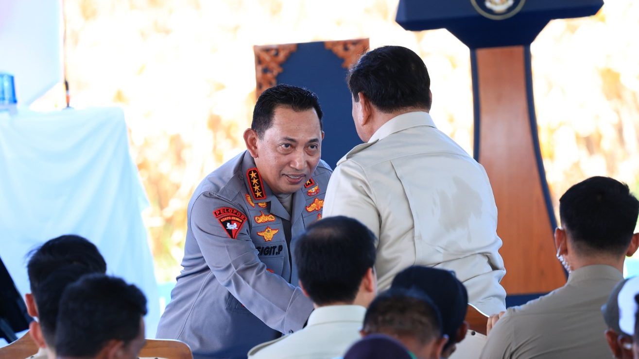 Kapolri Serahkan Bantuan Alsintan kepada Petani Jagung di Bengkayang, Dukung Ketahanan Pangan Nasional