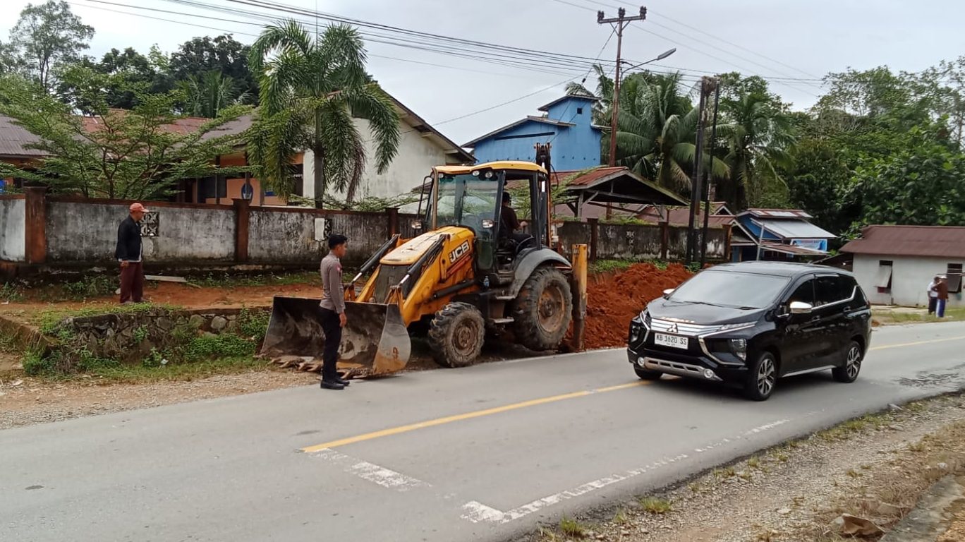 Gotong Royong Buka Bahu Jalan di Depan SDN 1 Pemuar, Jaga Keselamatan Pelajar