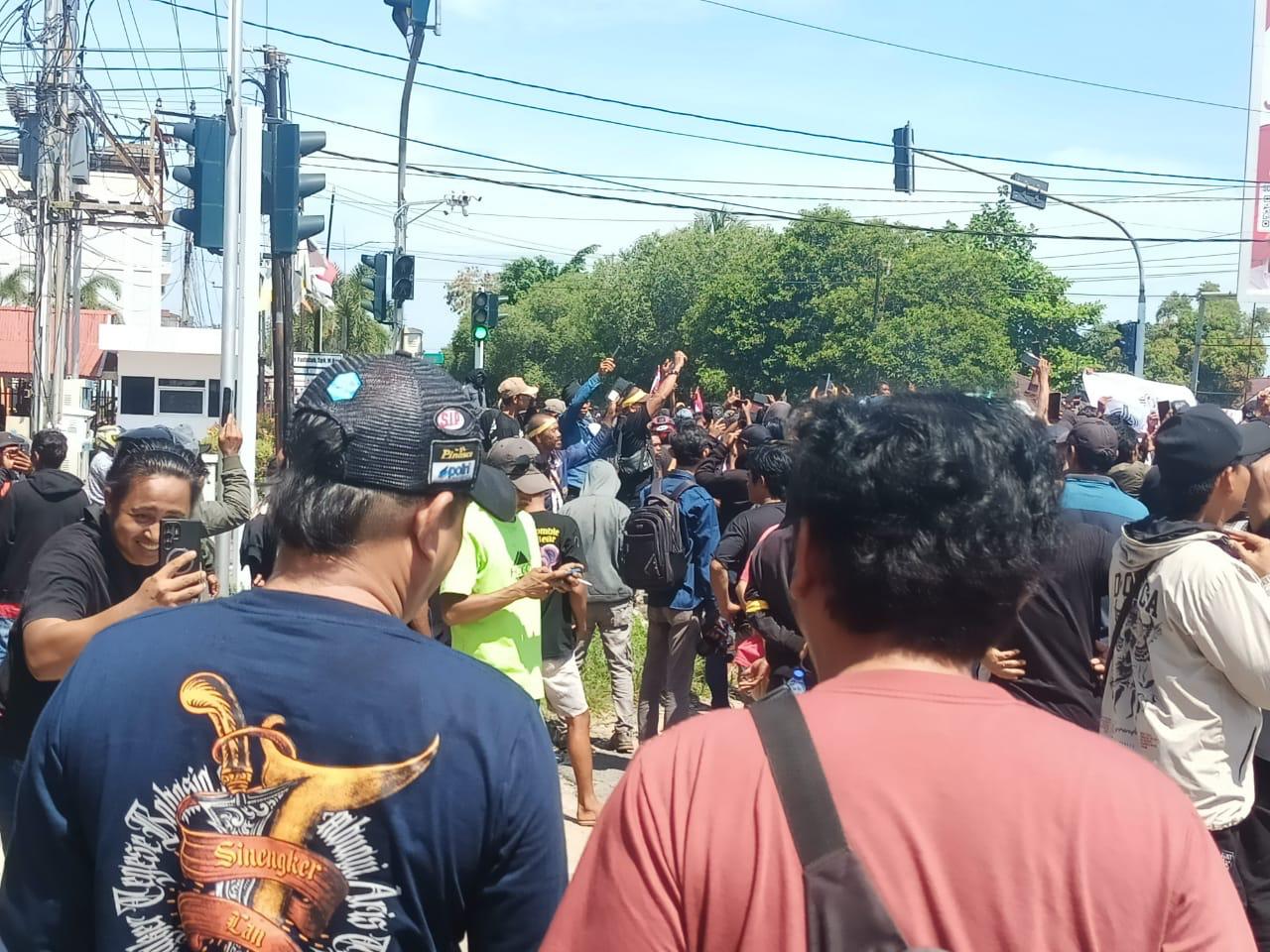 Ratusan Pekerja Tambang Emas Ilegal Demo Mapolres Ketapang, Tuntut Keadilan dan Legalisasi WPR