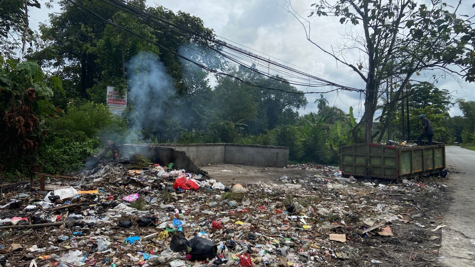 Pembakaran Sampah Terbuka di TPS Lingkar Hutan Wisata Sintang Jadi Sorotan