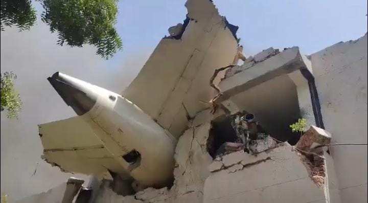 Pesawat Air India Jatuh di Permukiman Padat Ahmedabad, 242 Orang Jadi Korban