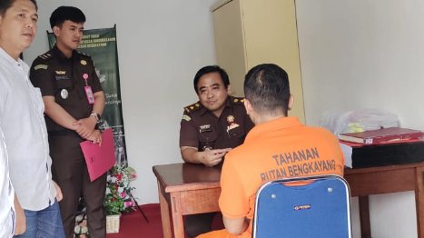 Kejari Bengkayang Tahan Kades Gersik Terkait Dugaan Korupsi Dana Desa