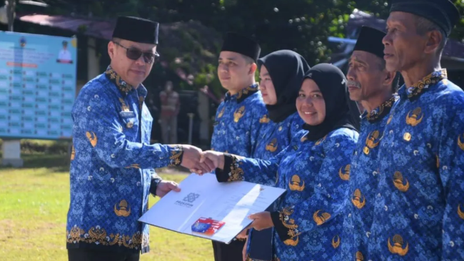 Pemkab Kayong Utara Serahkan SK Pengangkatan 924 ASN Baru