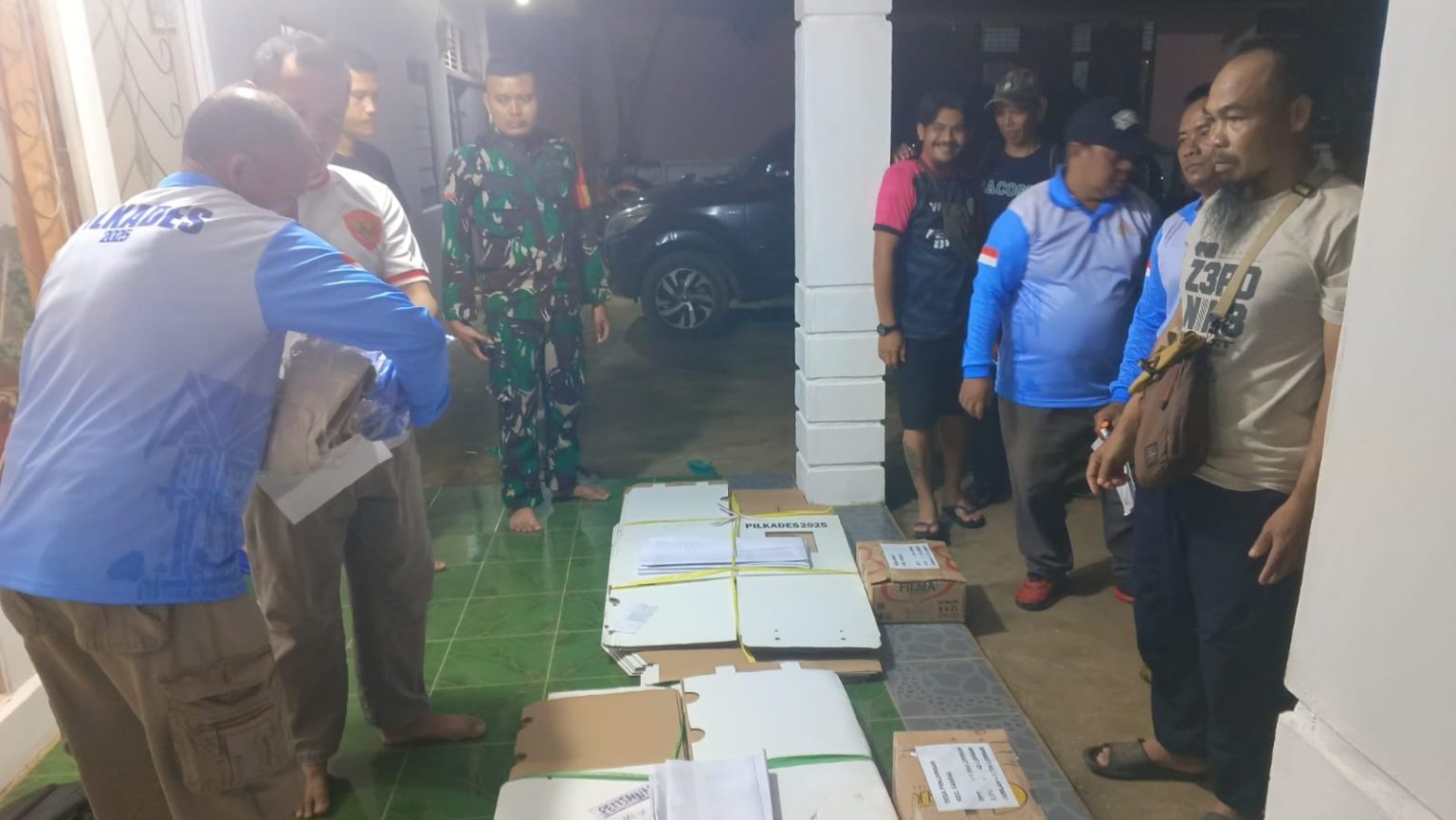 Polsek Sandai Amankan Distribusi Logistik Pilkades 2025 di Ketapang