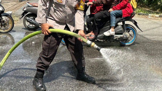 Tumpahan Solar Ganggu Lalu Lintas, Polisi dan Warga Pontianak Bertindak Cepat
