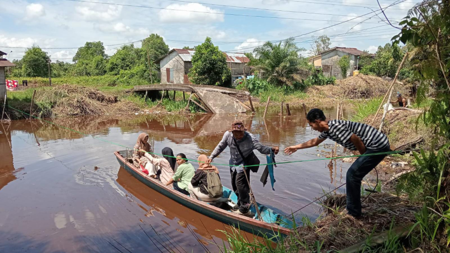 Jembatan Mega Timur Roboh, Warga Gunakan Sampan dan Tali untuk Menyeberang