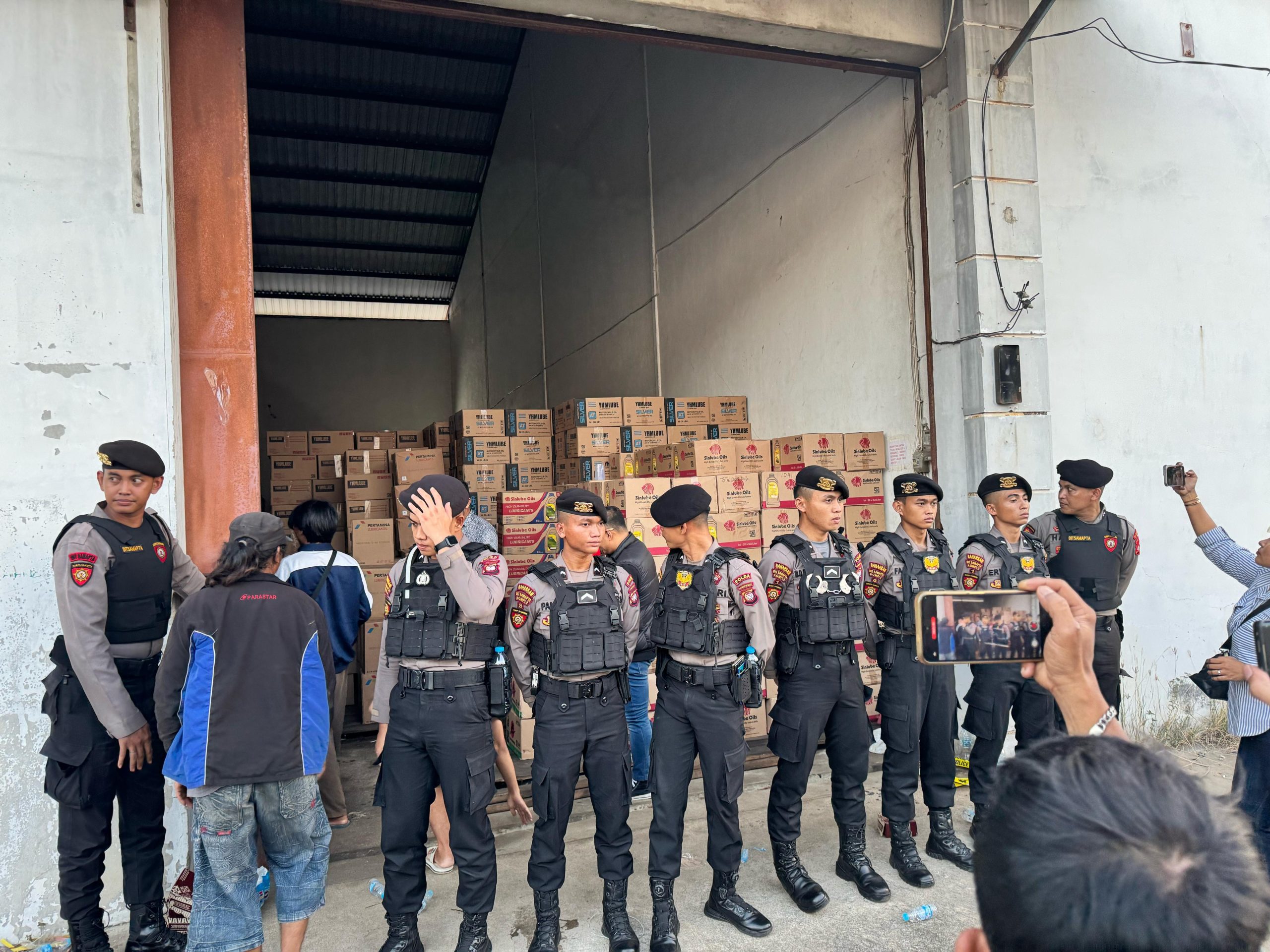 Polda Kalbar Olah TKP Gudang Oli Diduga Palsu di Kubu Raya
