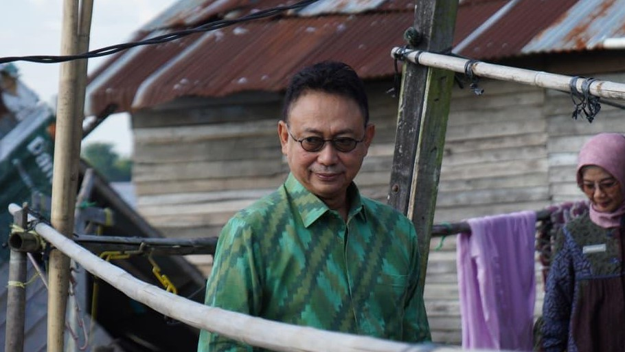 Edi Kamtono Tinjau Rumah Warga Pontianak yang Roboh Dihantam Ombak Kapal