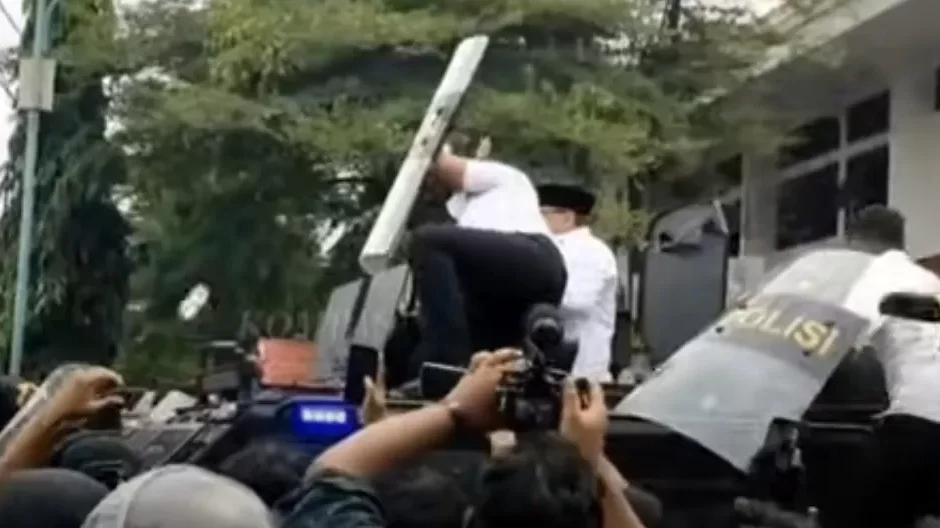 Bupati Pati Sudewo Dilempari Botol Saat Temui Massa, Permintaan Maaf Tak Meredakan Situasi