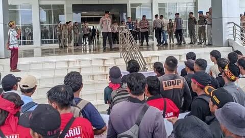Lahan Disegel, Ratusan Petani Sawit Melawi Geruduk Kantor Bupati