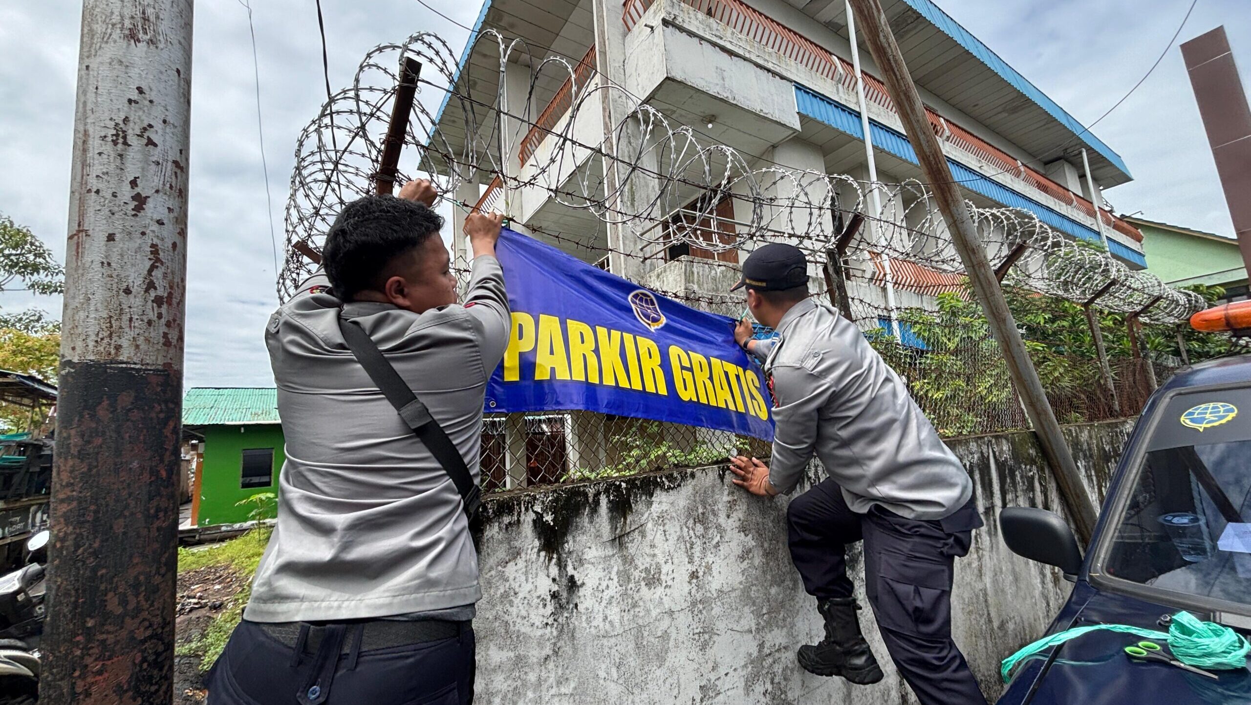Tim Gabungan Pontianak Sisir Parkir Liar, 8 Jukir Diamankan dan Spanduk 'Parkir Gratis' Dipasang