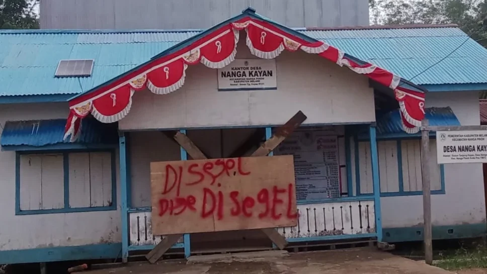 Warga Segel Kantor Desa Nanga Kayan, Tuntut Transparansi Dana Desa