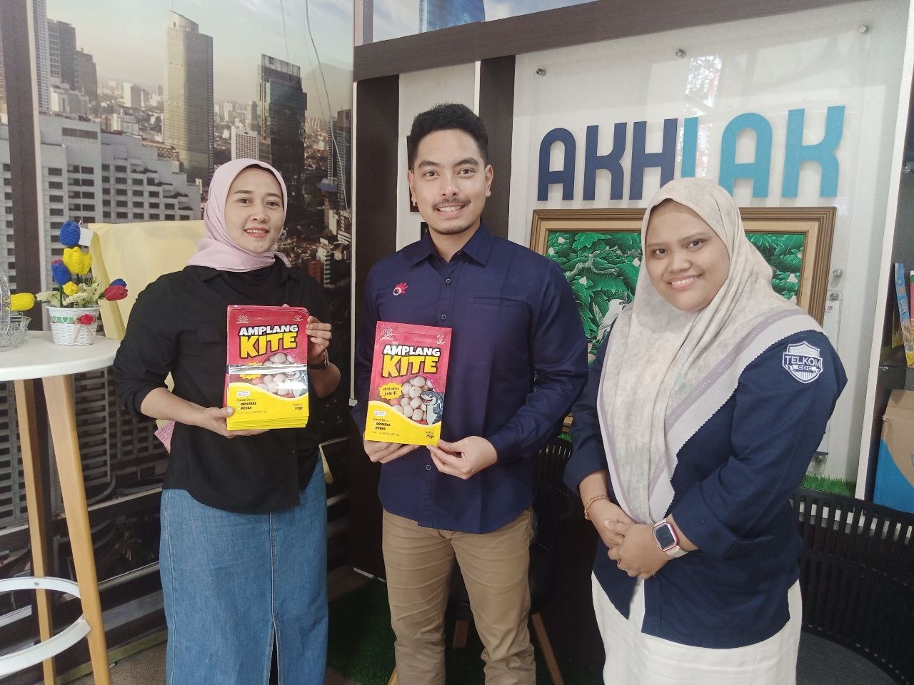 Dukung Produk Unggulan Lokal, Program Packfest Telkom Kalbar Sentuh Pelaku Usaha "Amplang Kite"