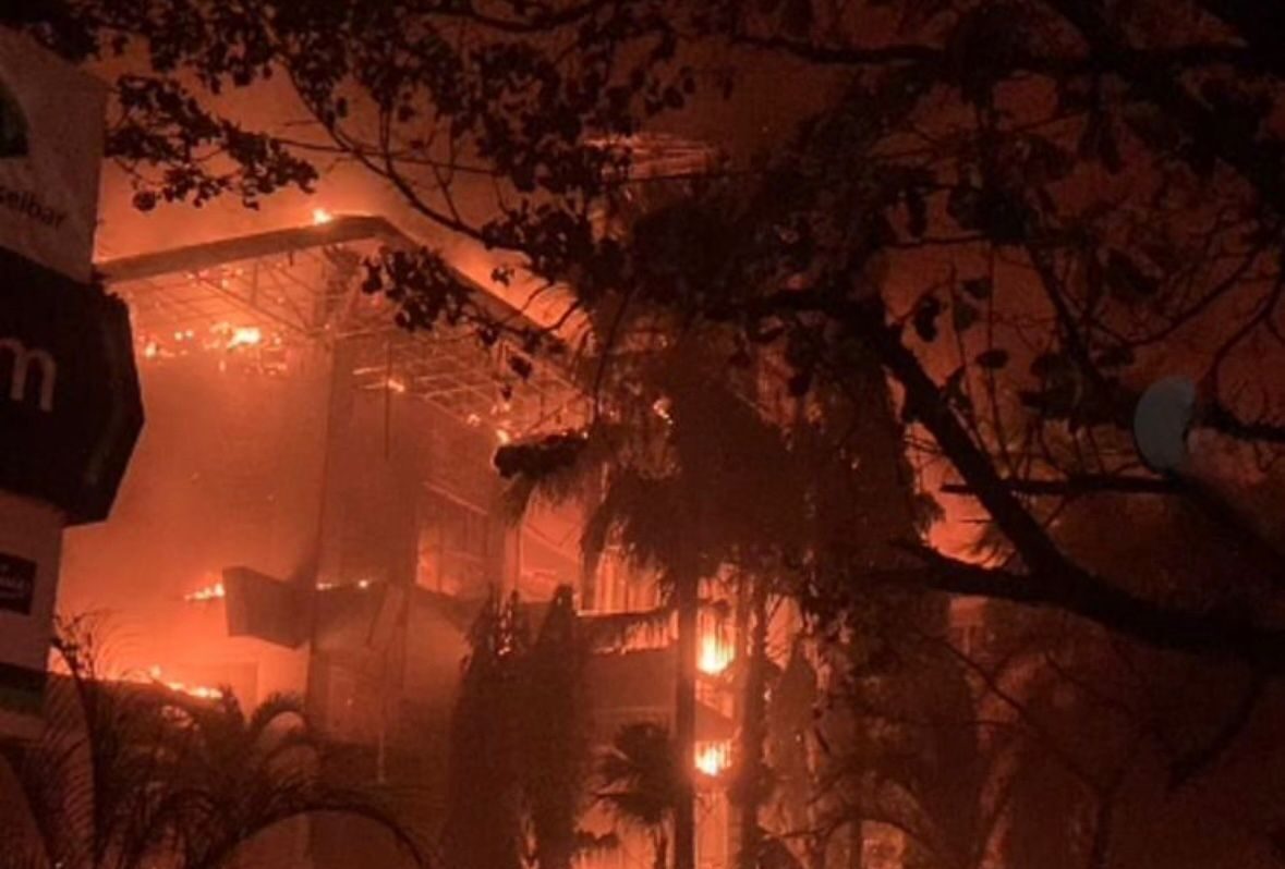 Gedung DPRD Kota Makassar Hingga DPRD Sulsel Dibakar Massa, Seorang Pejabat Tewas Terjun dari Lantai 4
