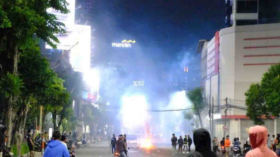 Bentrokan Meluas, Mal Terbesar di Surabaya Tutup Darurat