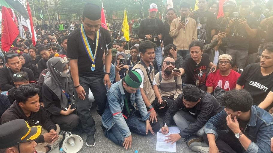 Demo Hari Ke-4 di Pontianak, Ratusan Mahasiswa dan Warga Geruduk Polda Kalbar Tuntut Copot Kapolda dan Kapolri