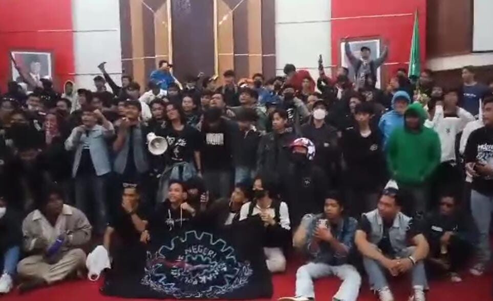 Mahasiswa Sempat Duduki Gedung DPRD Kalbar, Aksi Tetap Kondusif. Warga: Aspirasi Mereka Adalah Aspirasi Kami