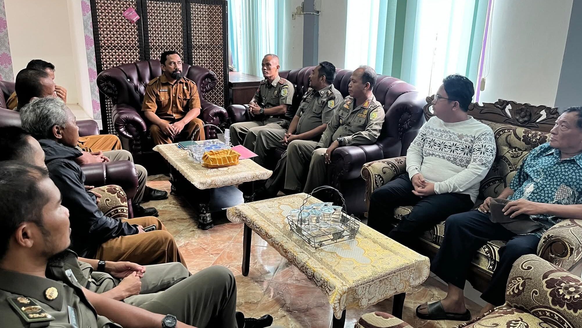 Penegakan Aturan Lingkungan: Warga di Sambas yang Buang Sampah Sembarangan Jalani Proses Penanganan di Kantor Camat