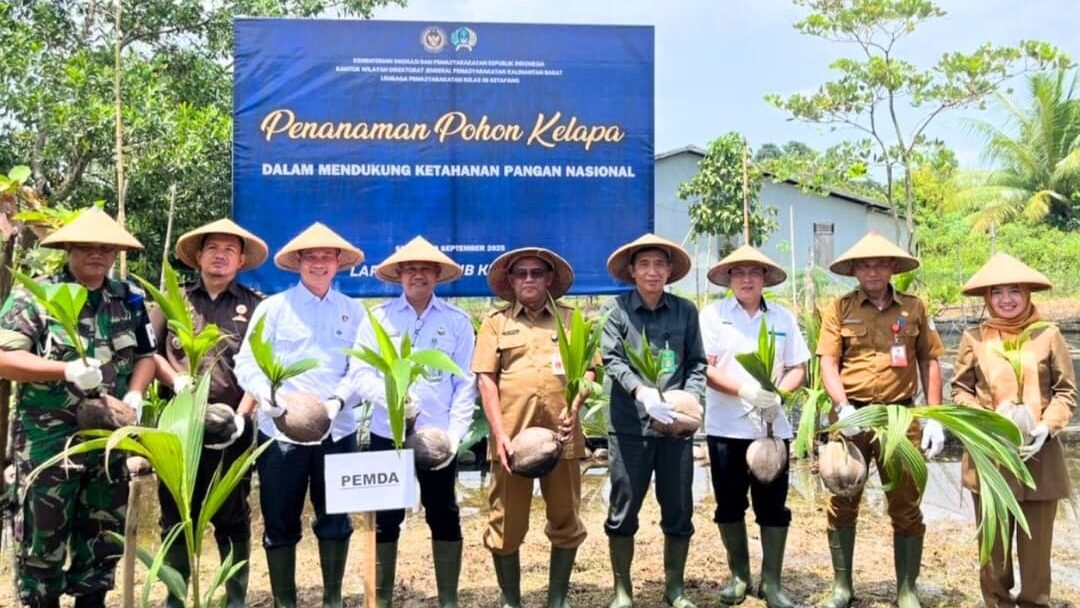 Wujudkan Asta Cita dan 13 Program Akselerasi, Lapas Ketapang Gelar Penanaman 1000 Pohon Kelapa Serentak