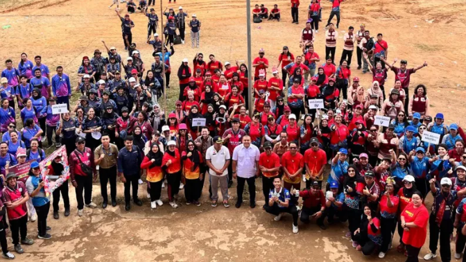 Guru PJOK Tayan Hulu Meriahkan Hari Olahraga Nasional ke-43 Dengan Menggelar Aneka Lomba Permainan Tradisional