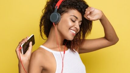Playlist Santai: 5 Lagu Bahasa Inggris Terbaik untuk Mengusir Insomnia