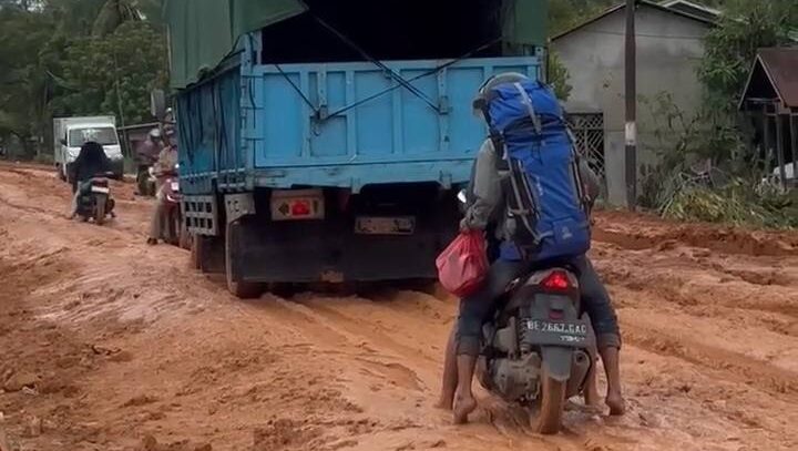 Akses Jalan Mentubang di Kayong Utara Rusak Parah, Warga Kesulitan Melintas
