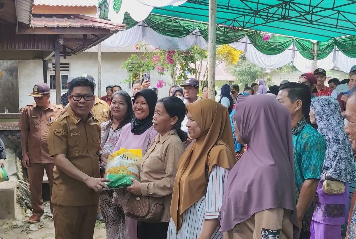 Beras Premium Cuma 40 Ribu? Warga Desa Seberkat Sambas Serbu Gerakan Pangan Murah