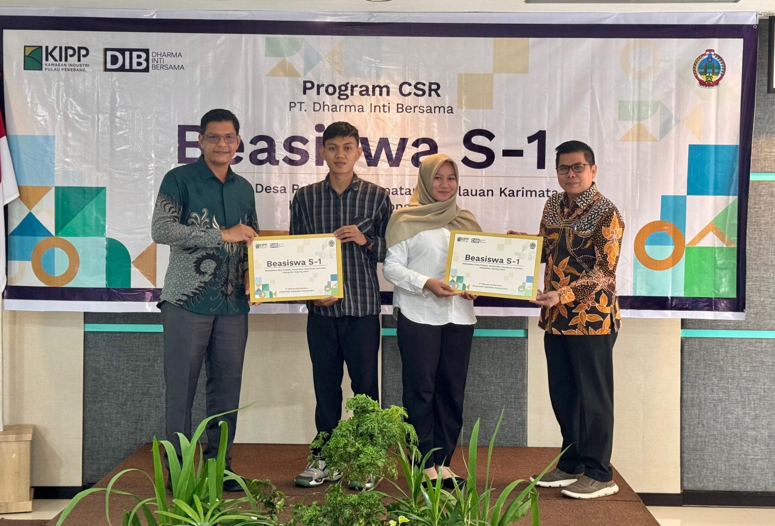 Komitmen Peningkatan SDM Lokal, PT DIB Berikan Beasiswa S1 untuk Mahasiswa Pulau Pelapis Kayong Utara