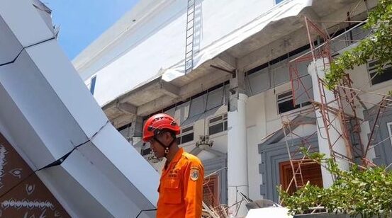 Teras Kantor Pemerintahan Brebes Ambruk Saat Perbaikan, Tiga Pekerja Terluka