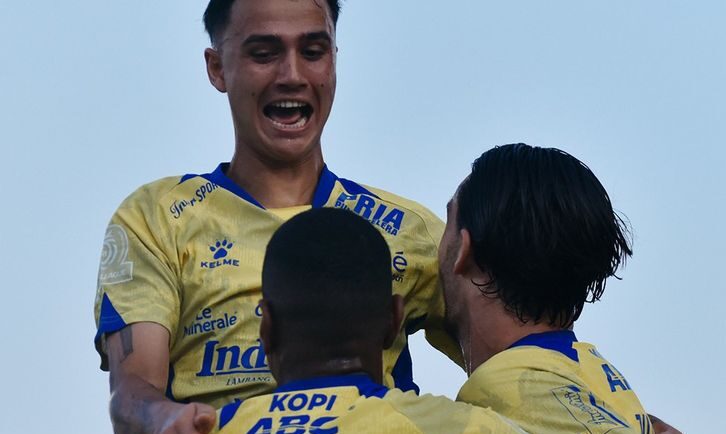 Kanjuruhan Bergolak! 10 Pemain Persib Bandung Menang Dramatis 2-1 Atas Arema FC