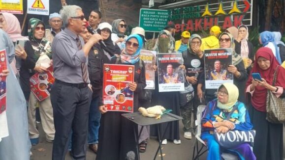 Desak Penangkapan Silfester Matutina, Massa Aksi Bawa Ayam Sayur di Kejagung