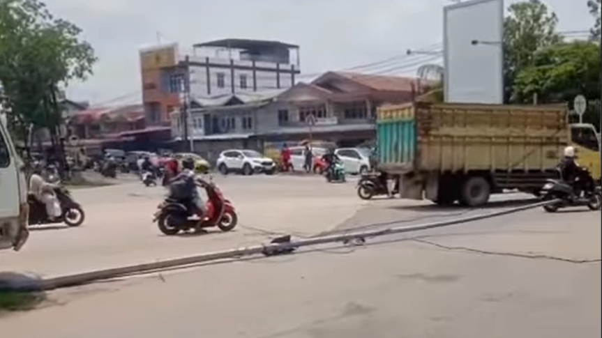 Truk Tangki Tabrak Lampu Merah di Pontianak Utara Hingga Tumbang, Lalu Lintas Padat