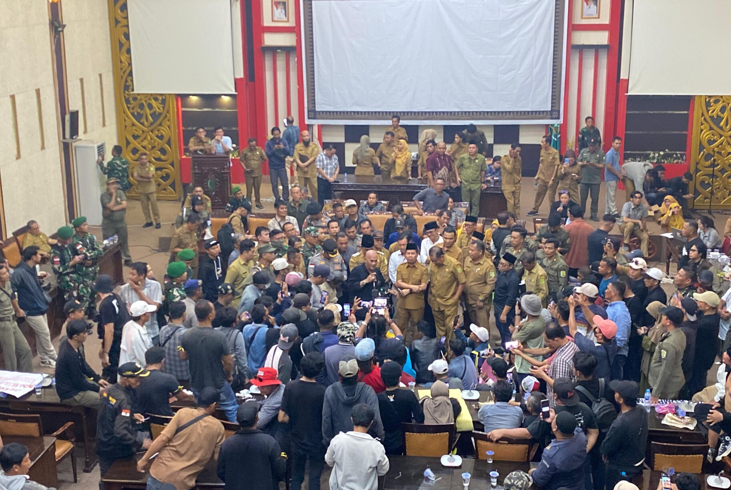 Bupati Sambas Temui Massa Aksi Rakyat Bersuara