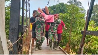 Sulitnya Akses Kesehatan, Babinsa Gotong Warga yang Sakit Seberangi Jembatan di Sekadau