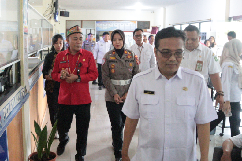 Wagub Krisantus Tinjau UPT PPD Bapenda Kalbar Di Sanggau