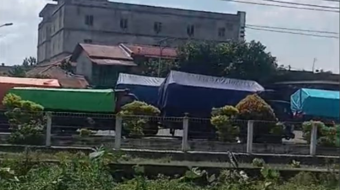Antrean Truk Terpal Mengular, Dugaan Hak Rakyat Dirampok Didepan Mata Mapolsek