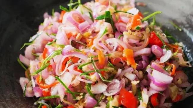 Resep Sambal Matah Khas Bali: Rahasia Minyak Kelapa, Cara Cuci, dan Takaran Bumbu