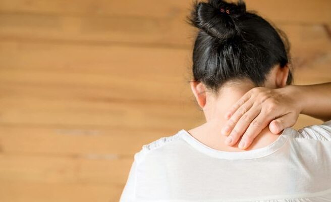 Bukan Salah Bantal, Ini Alasan Ilmiah Leher Kaku Setelah Bangun Tidur