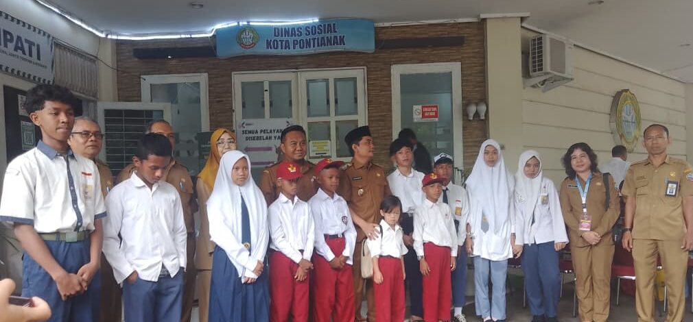 Pemkot Pontianak Lepas 12 Lulusan Angkatan Pertama Sekolah Rakyat Rintisan
