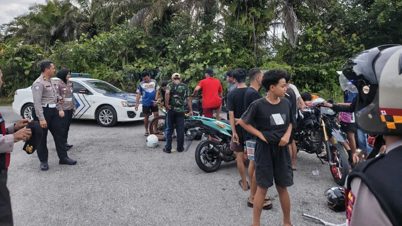 Satlantas Polres Landak Bubarkan Aksi Balap Liar di GOR Patih Gumantar