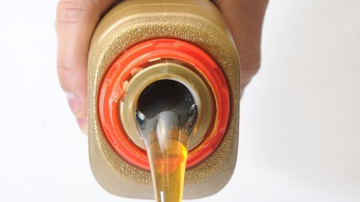 Cara Mengatasi Mesin Motor Kena Oli Palsu, Mekanik Resmi Sarankan Flushing dan Bongkar Mesin