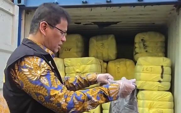 Bukan Cuma Pakaian Bekas, Menkeu Purbaya Temukan Pakaian 'Last Season' Ilegal di Cikarang