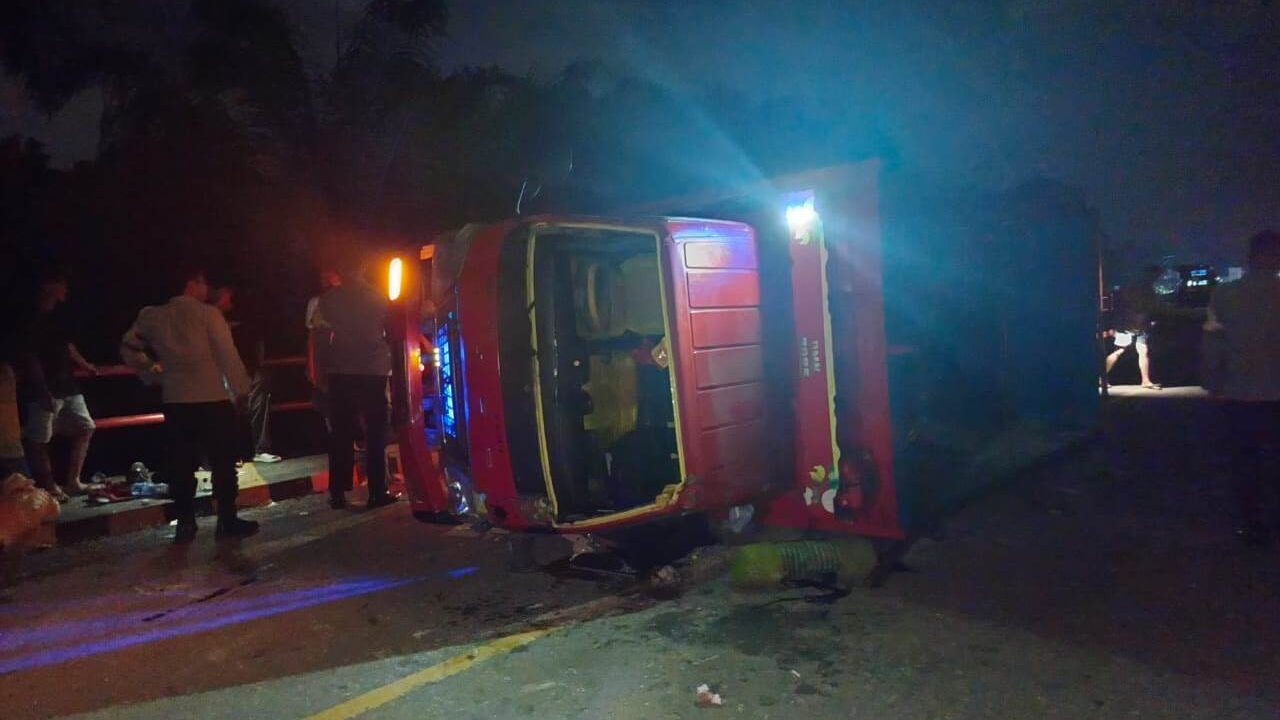 Diduga Mengantuk, Truk Sembako Hantam Pembatas Jembatan dan Terguling di Beduai