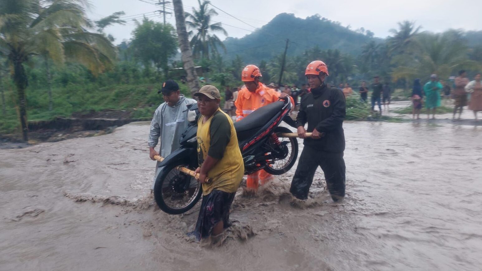 Banjir Lahar Dingin Gunung Semeru Isolir 1.211 KK di Lumajang