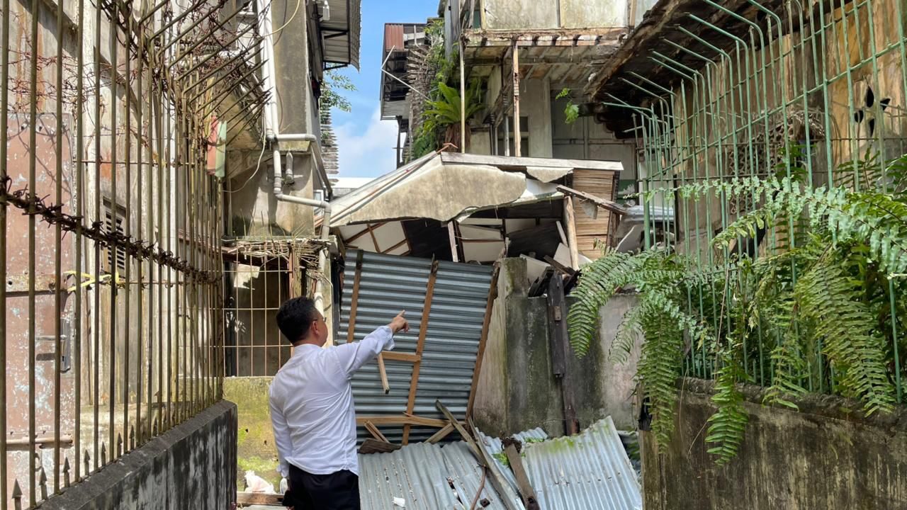 Bangunan Ruko di Jalan Indragiri Barat Ambruk, Diduga Akibat Pencurian Material