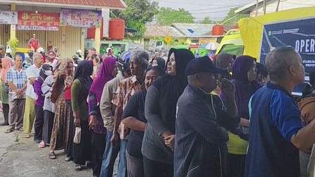 Warga Sanggau Serbu Paket Sembako Rp90 Ribu di Operasi Pasar Pemprov