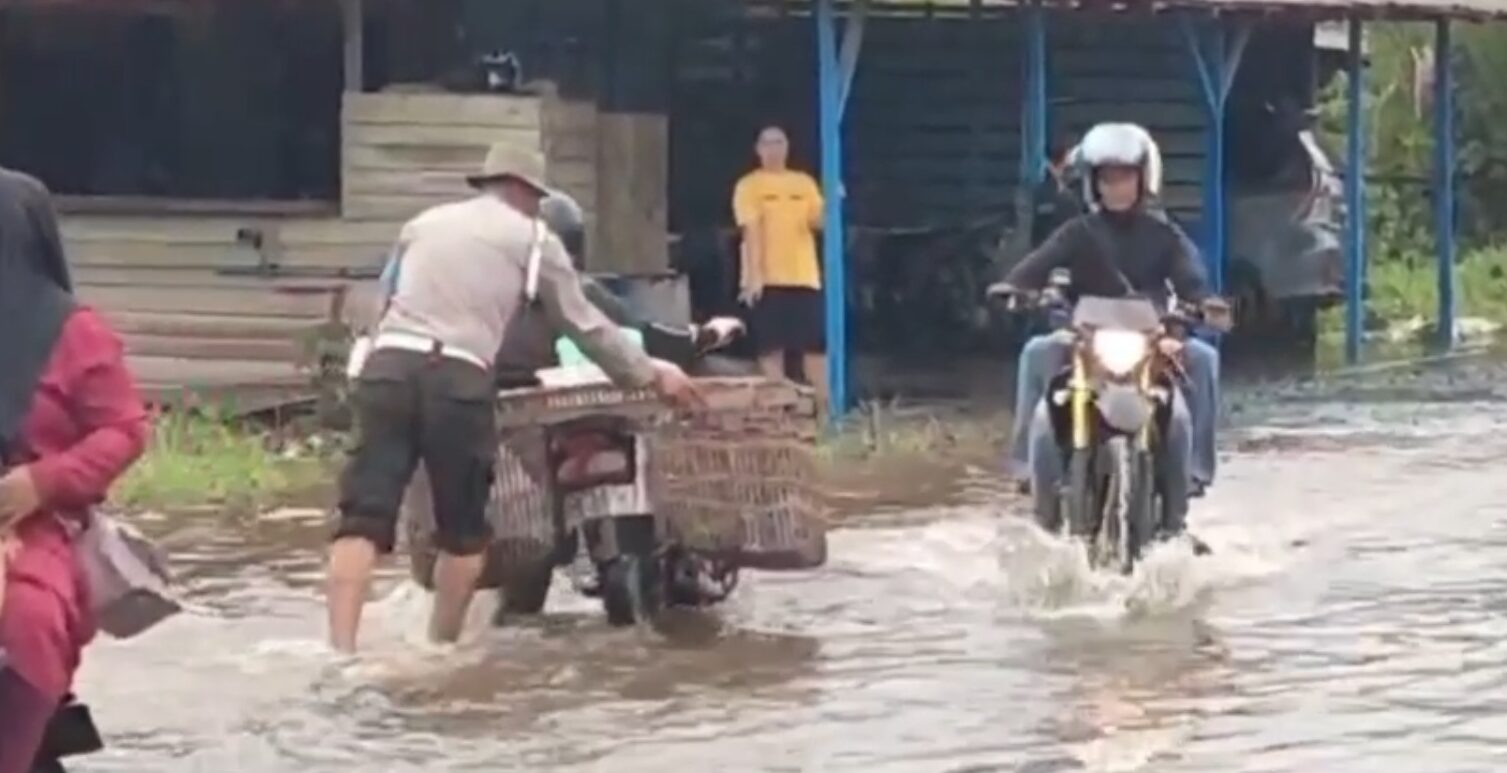 Banjir Landa Simpang Hilir, Polisi Bantu Warga Dorong Motor yang Mogok di Tengah Hujan Deras